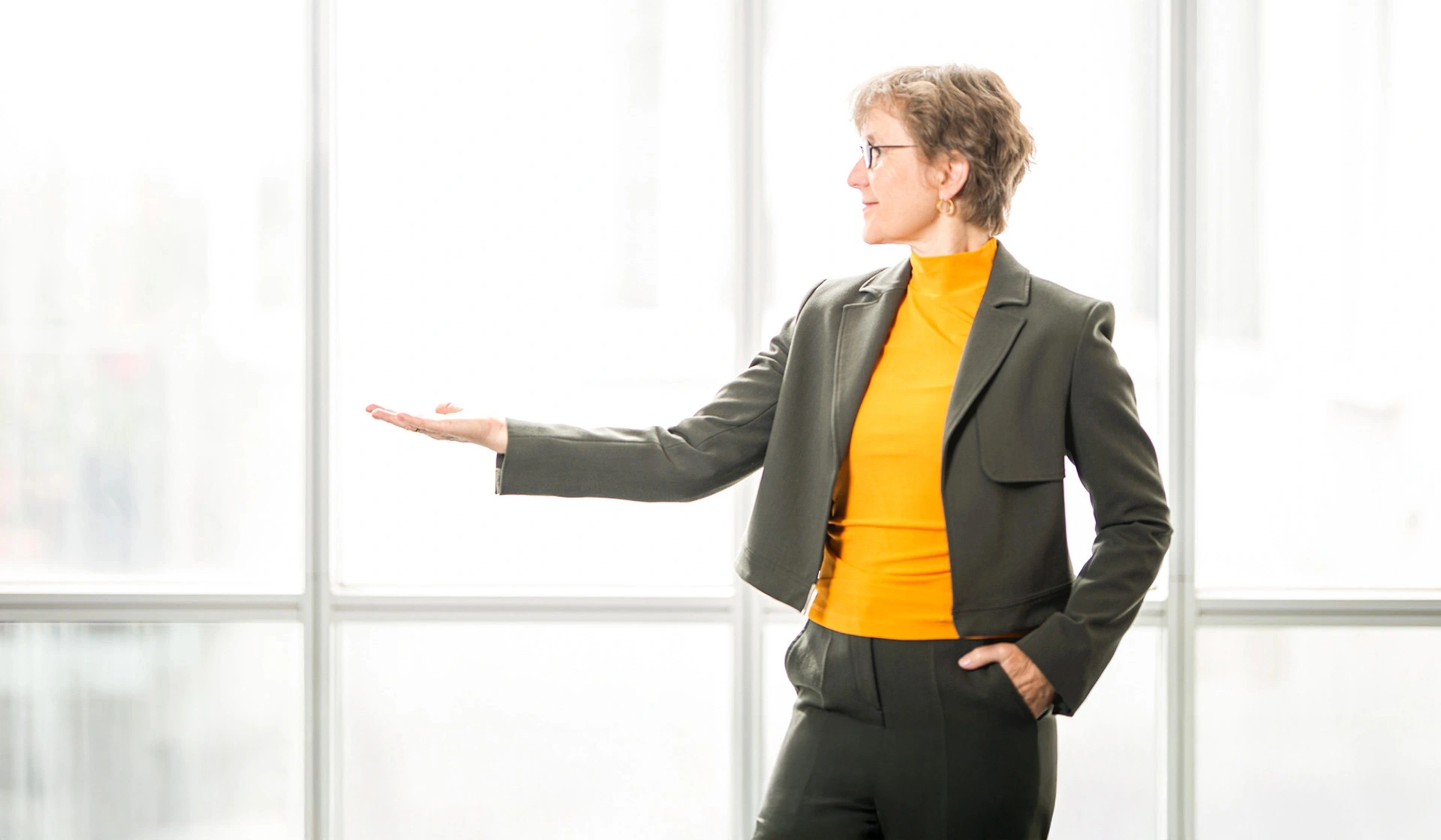 Facilitator presenting workshop on science leadership